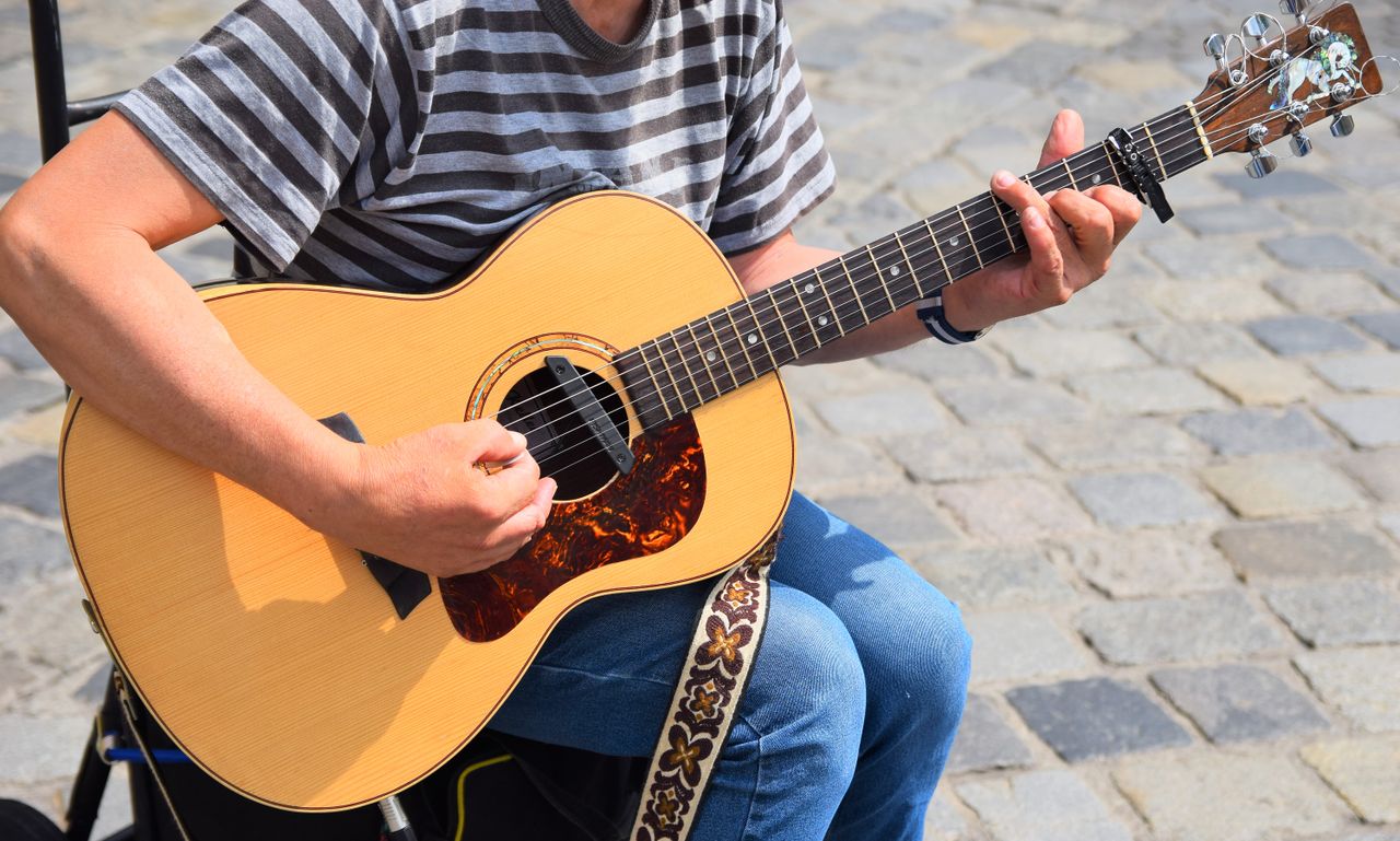 Comment réussir à jouer de la guitare sans regarder le manche ?